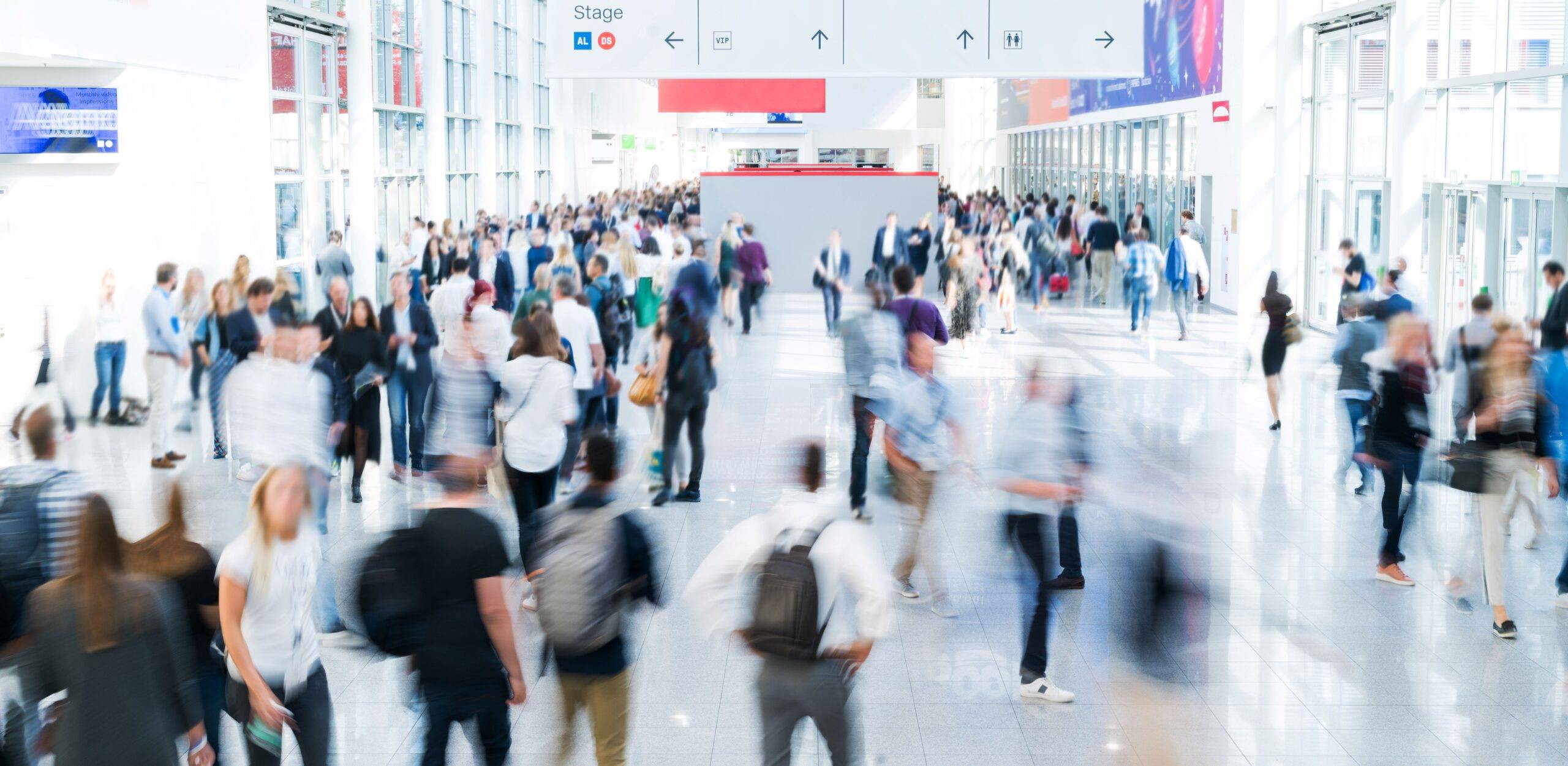 Eine Messe mit vielen verschiedenen Menschen und Ständen