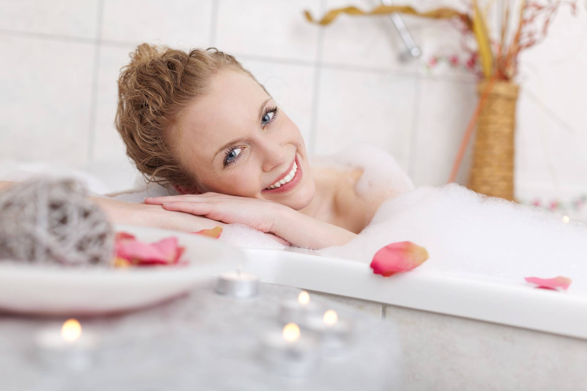 Lächelnde Frau im Schaumbad mit Rosenblättern | Hot Tubs
